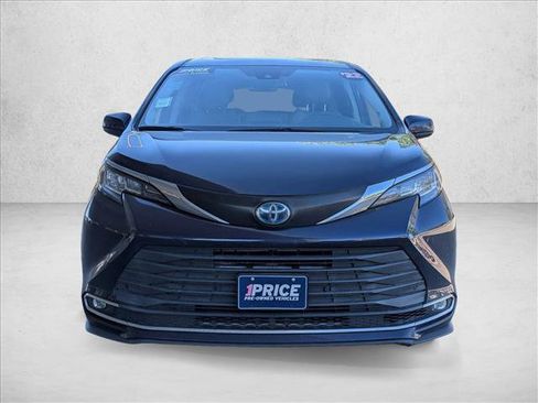 Used 2022 Toyota Sienna XLE w/ XLE Plus Package AWD/4WD image 2