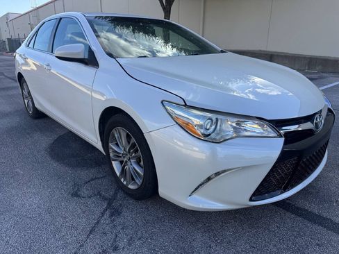 Used 2015 Toyota Camry SE w/ Moonroof Package FWD image 3