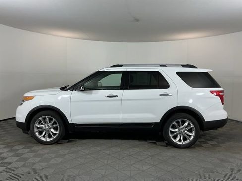 Used 2015 Ford Explorer XLT w/ Equipment Group 202A AWD/4WD image 8