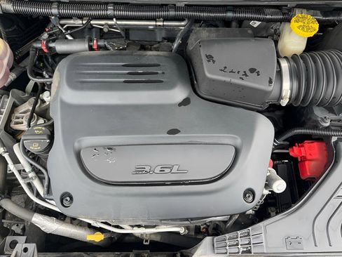 Used 2021 Chrysler Pacifica Touring-L FWD image 12