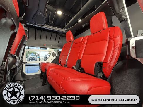 Used 2025 Jeep Wrangler Unlimited Rubicon AWD/4WD image 23
