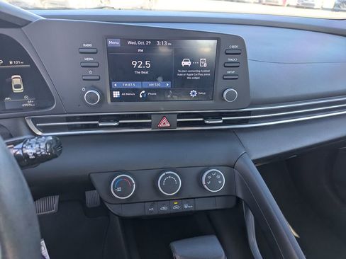 Used 2023 Hyundai Elantra SE FWD image 15
