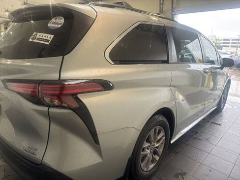 Used 2021 Toyota Sienna XLE FWD image 18