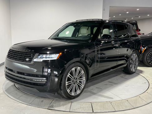 Used 2025 Land Rover Range Rover SE image 8