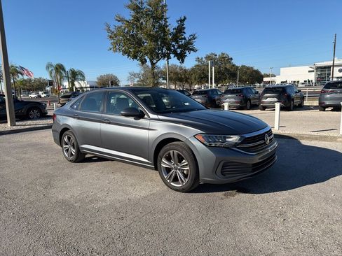 Used 2023 Volkswagen Jetta SE image 1