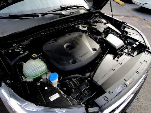 Used 2020 Volvo XC40 T5 Momentum w/ Protection Package Premier image 37