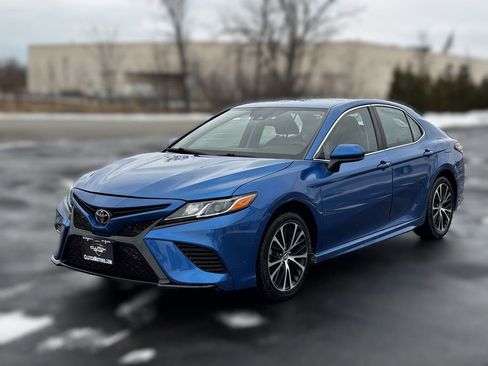 Used 2018 Toyota Camry SE image 1