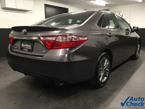 Used 2017 Toyota Camry SE w/ Moonroof Package image 10