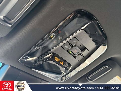 Used 2022 Toyota Venza XLE image 27