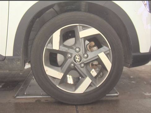 Used 2025 Hyundai Venue SEL FWD image 12