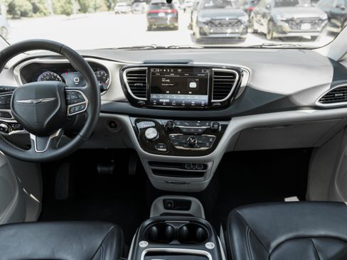 Used 2023 Chrysler Pacifica Touring-L FWD image 8