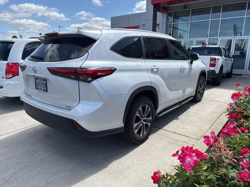 Used 2023 Toyota Highlander XLE FWD image 4