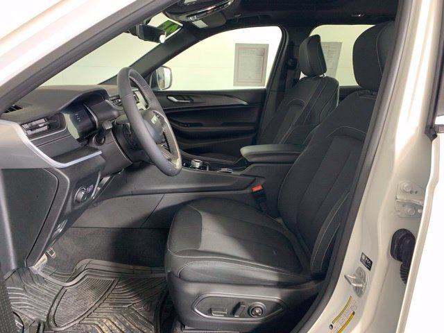 Used 2025 Jeep Grand Cherokee Laredo X w/ Luxury Tech Group I AWD/4WD image 18