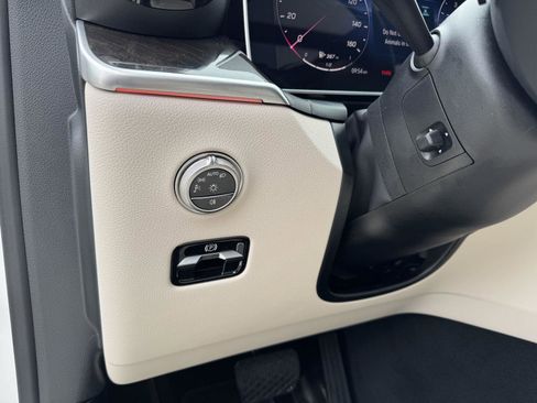 Certified 2025 Mercedes-Benz GLC 300 image 9