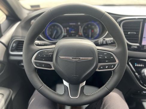 Used 2025 Chrysler Voyager LX image 13