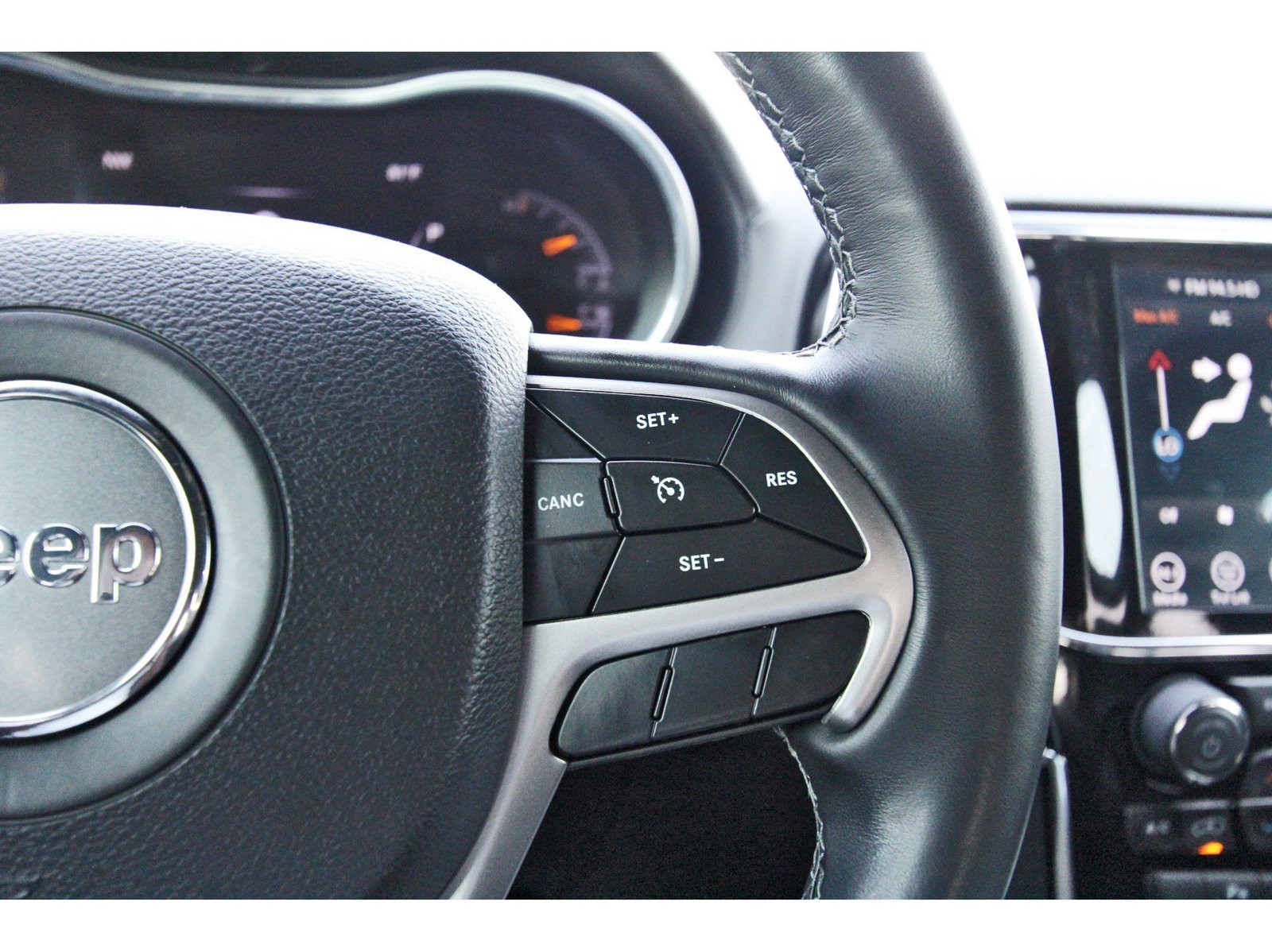 Used 2019 Jeep Grand Cherokee Overland RWD image 23