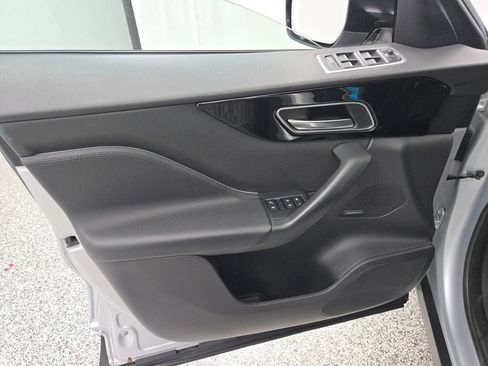 Used 2019 Jaguar F-PACE Premium image 22