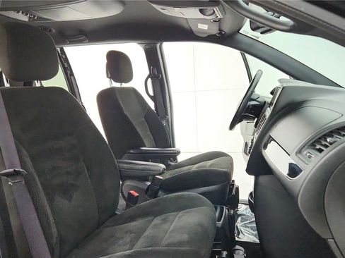 Used 2015 Dodge Grand Caravan SE image 25