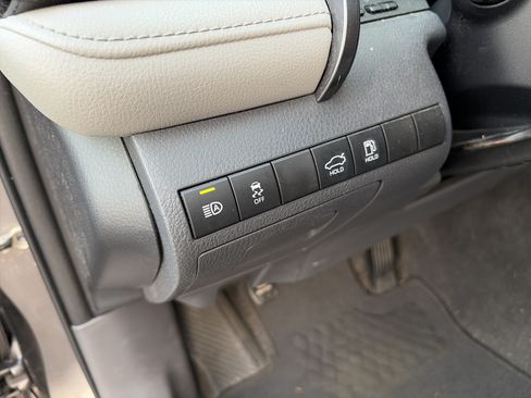 Used 2019 Toyota Camry LE FWD image 18