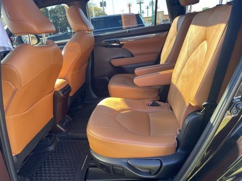 Used 2021 Toyota Highlander Platinum image 10