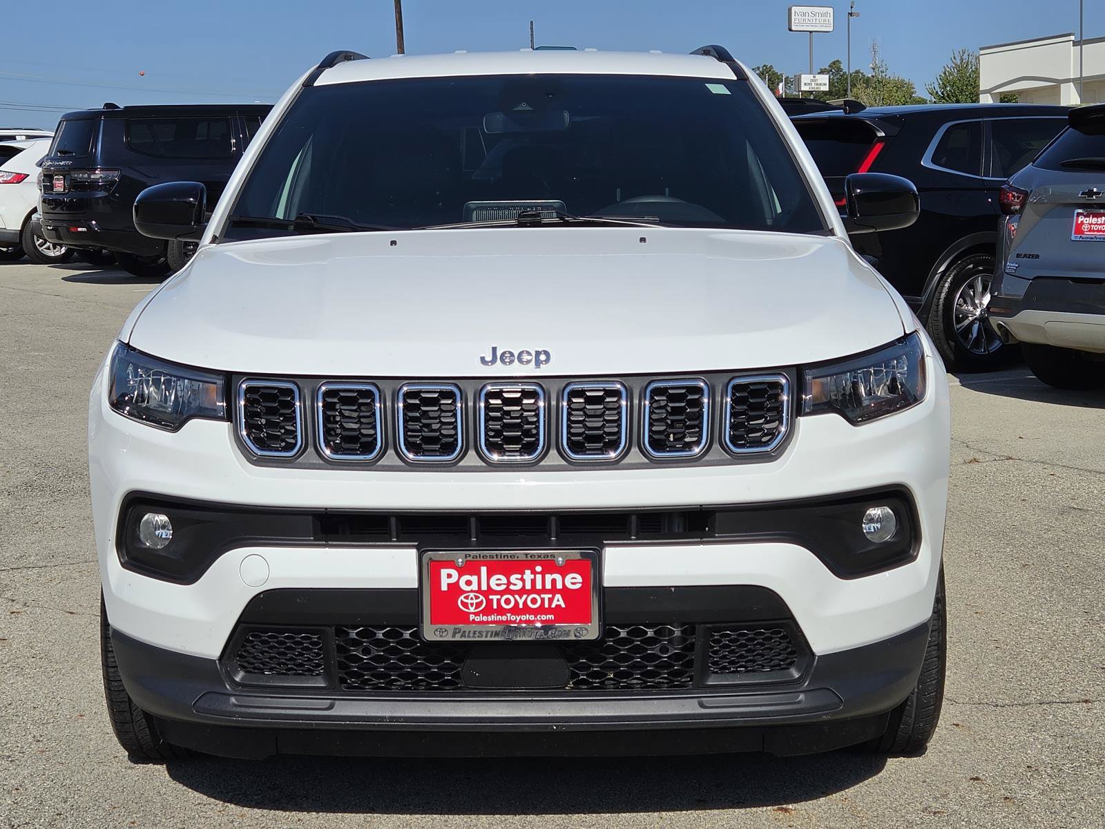 Used 2025 Jeep Compass Latitude AWD/4WD image 2