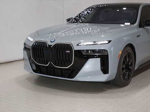 New 2026 BMW i7 M70 w/ Executive Package image 2