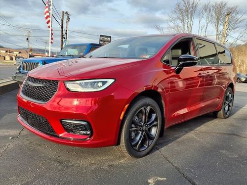 New 2026 Chrysler Pacifica Select AWD/4WD image 2