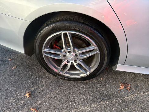 Used 2017 Mercedes-Benz E 300 4MATIC image 5