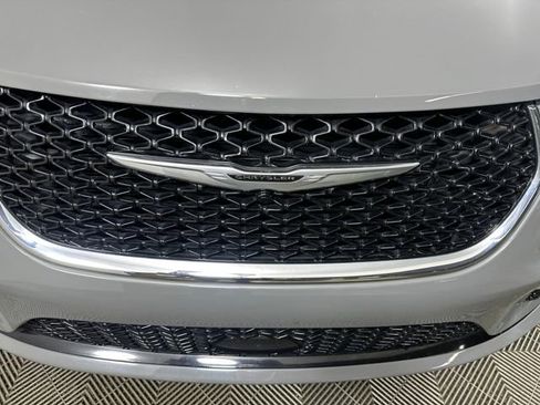 Used 2023 Chrysler Pacifica Touring-L image 9
