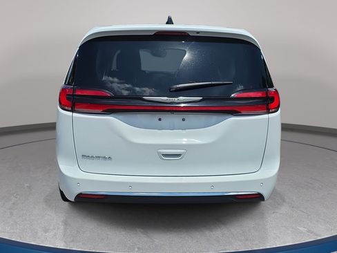 Certified 2024 Chrysler Pacifica Touring-L FWD image 6