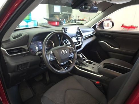 Used 2021 Toyota Highlander LE FWD image 2