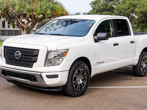 Used 2022 Nissan Titan SV image 3
