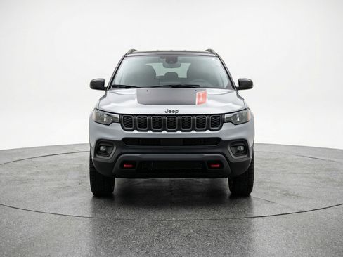 Used 2025 Jeep Compass Trailhawk image 2