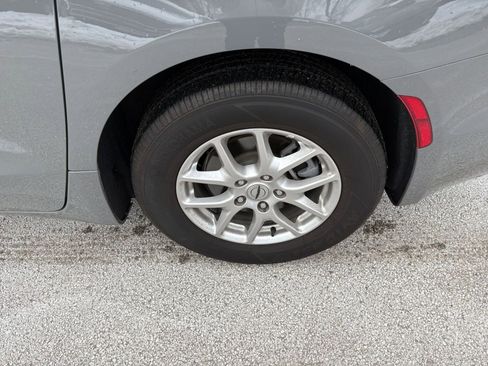 Used 2025 Chrysler Pacifica Select image 28