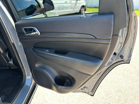 Used 2019 Jeep Grand Cherokee Laredo AWD/4WD image 18
