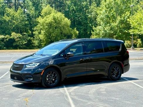 Used 2021 Chrysler Pacifica Touring w/ Uconnect Theater Family Group FWD image 2