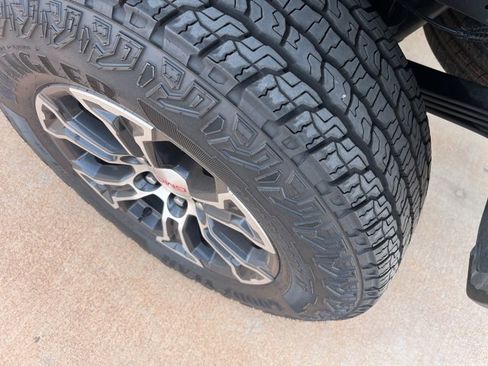 Used 2025 GMC Canyon AT4 w/ Off-Road Front Bumper Package image 9