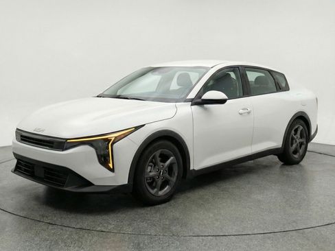 Used 2025 Kia K4 LXS image 3