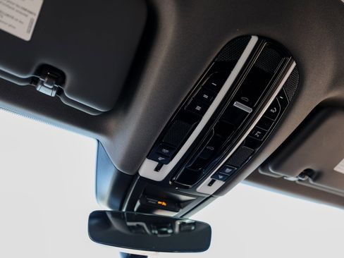 Certified 2023 Porsche Cayenne Platinum Edition image 21