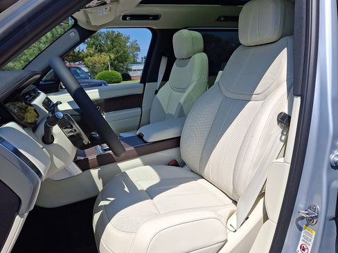 New 2025 Land Rover Range Rover Long Wheelbase SE image 3