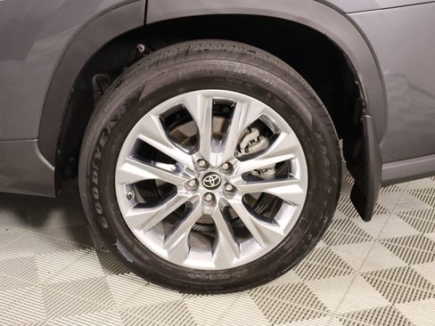 Used 2024 Toyota Highlander Limited FWD image 19