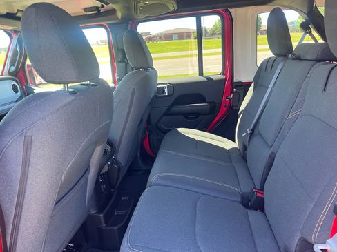 Used 2025 Jeep Wrangler Sahara image 17