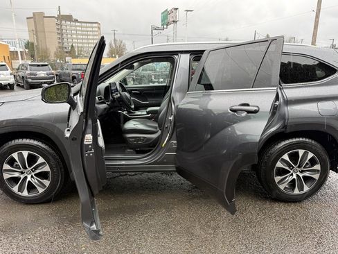 Certified 2023 Toyota Highlander XLE image 22