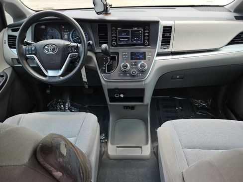 Used 2020 Toyota Sienna L FWD image 12