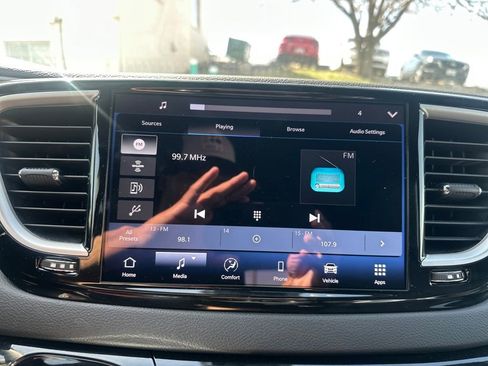 Used 2025 Chrysler Pacifica Select image 14