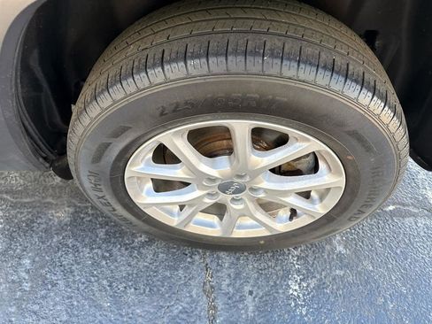 Used 2015 Jeep Cherokee Latitude w/ Cold Weather Group image 12