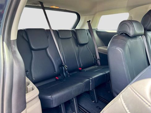 Used 2025 Kia Carnival FWD image 27
