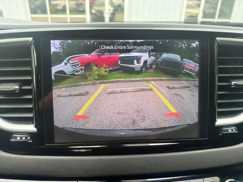 Used 2025 Chrysler Pacifica Select FWD image 11