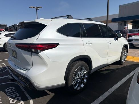 Used 2022 Toyota Highlander Limited FWD image 4