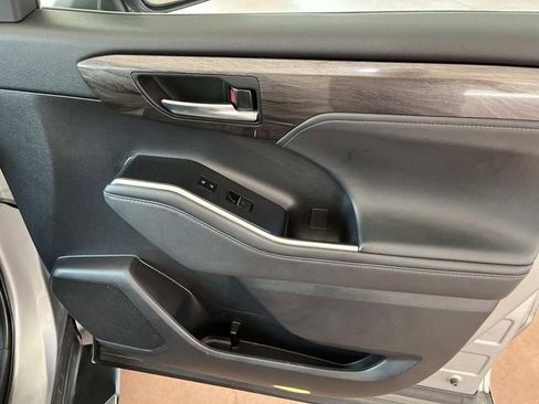 Used 2022 Toyota Highlander Platinum image 25